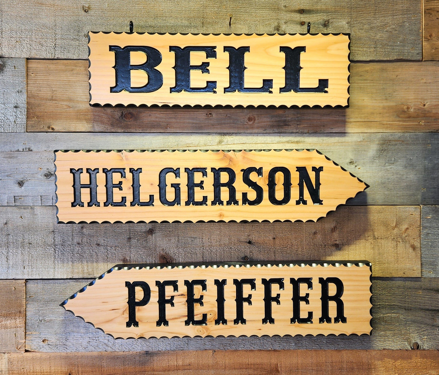 Personalizable Scalloped Edge Family Cabin Sign