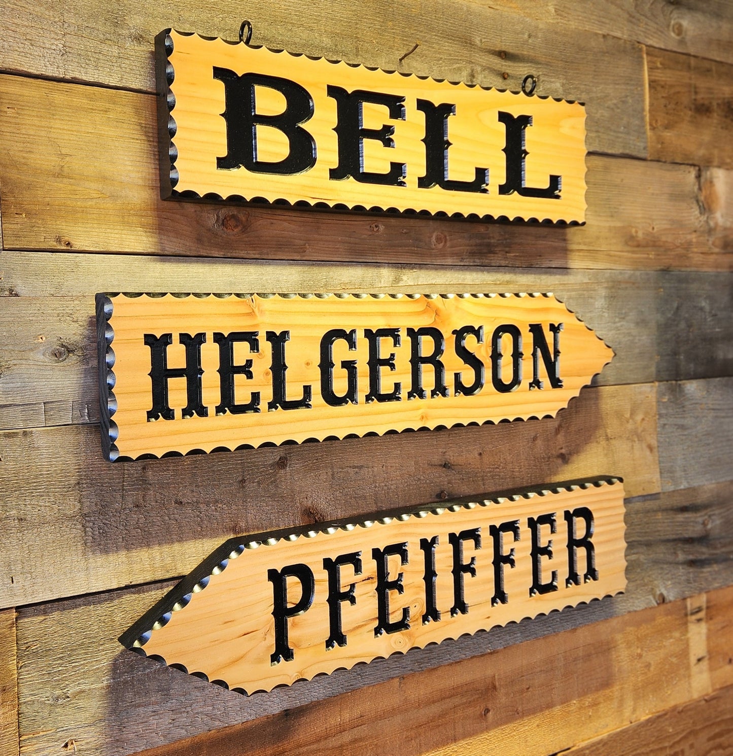 Personalizable Scalloped Edge Family Cabin Sign